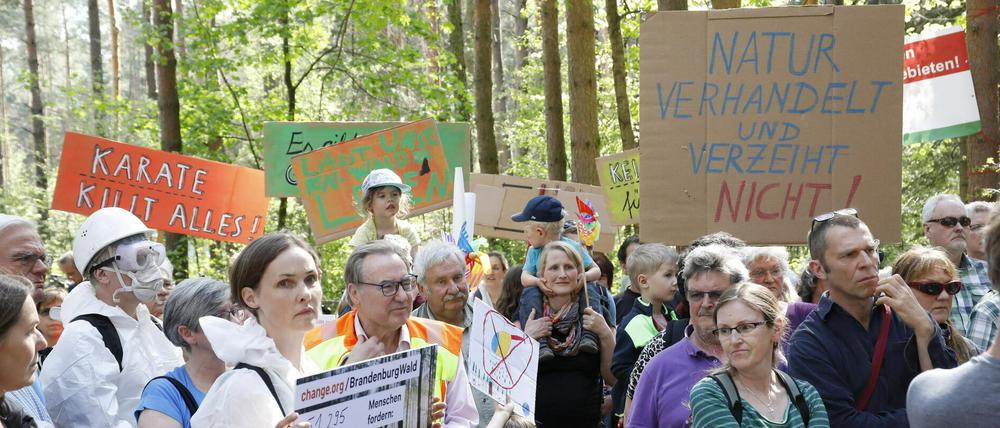 In Fichtenwalde demonstrierten Anwohner gegen Einsatz von "Karate Forst".
