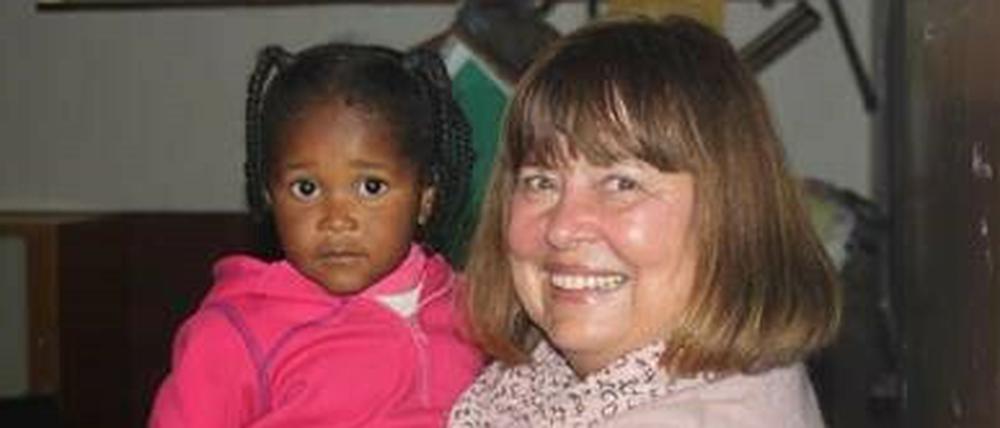 Monika Rosenkranz im Township in Kapstadt mit einem der Mädchen.