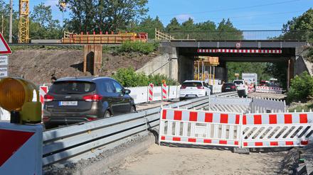 Noch kommt man auf einer Fahrspur mittels Ampelsteuerung unter der Brücke durch. Ab 18. Juli wird die Straße voll gesperrt.