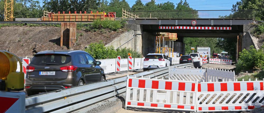 Noch kommt man auf einer Fahrspur mittels Ampelsteuerung unter der Brücke durch. Ab 18. Juli wird die Straße voll gesperrt.