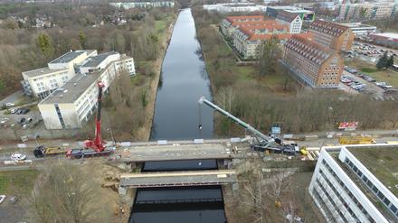 Die Ersatzbrücke über den Teltowkanal, neben der Rammrathbrücke, wurde am 18. Dezember eingehoben. 