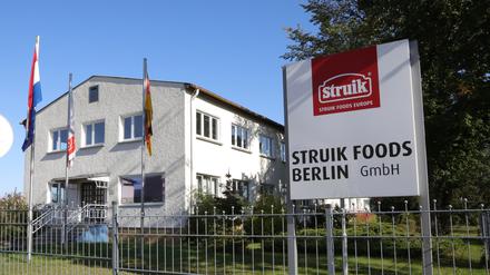 Die Hallen von Struik Foods liegen mitten in einem Wohngebiet, links grenzen Wohnblöcke an das Gelände. Schon zu DDR-Zeiten wurde an dem Standort produziert, seit 2005 Fertigsuppen der Marke Sonnen Bassermann. 