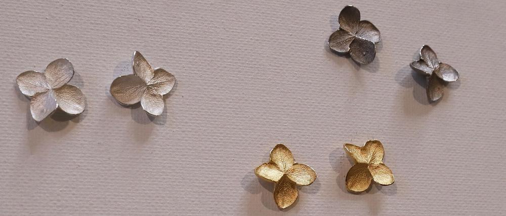 Für die Ohrringe haben die Schmuckdesignerinnen die Form von echten Hortensienblüten abgegossen.
