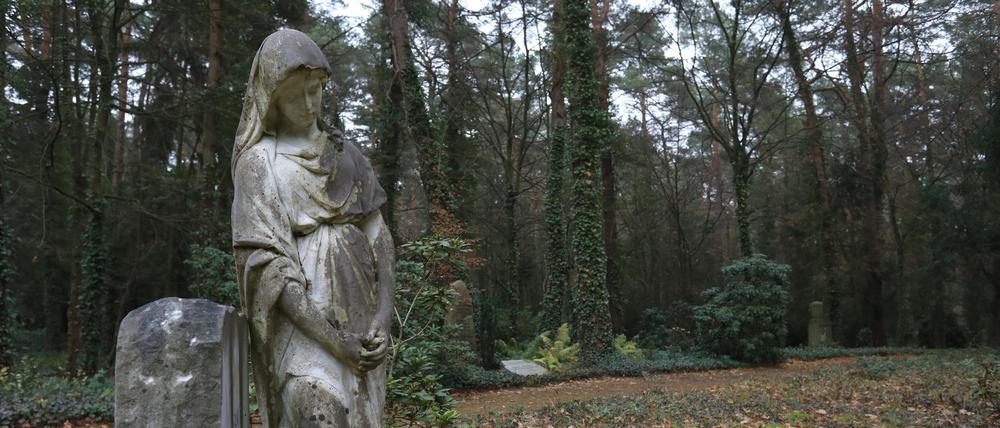 Auch diese Marmorfigur findet sich auf dem von Charlottenburg-Wilmersdorf verwalteten Waldfriedhof Stahnsdorf.