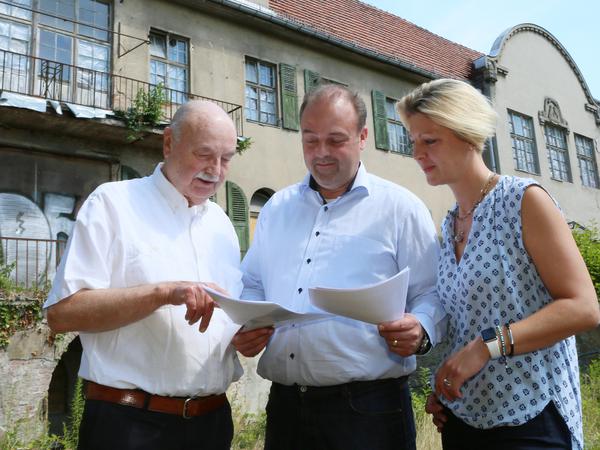 Wolfhardt Schrödter (links) und seine Kinder Sebastian und Anne Schrödter wollen das Areal der ehemaligen Klinik bebauen.