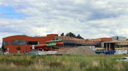 Die Arbeiten an der Havel-Therme (Foto, Juli 2020) gingen zügig voran. Das Bauvorhaben wird nun früher fertig sein, als geplant. 