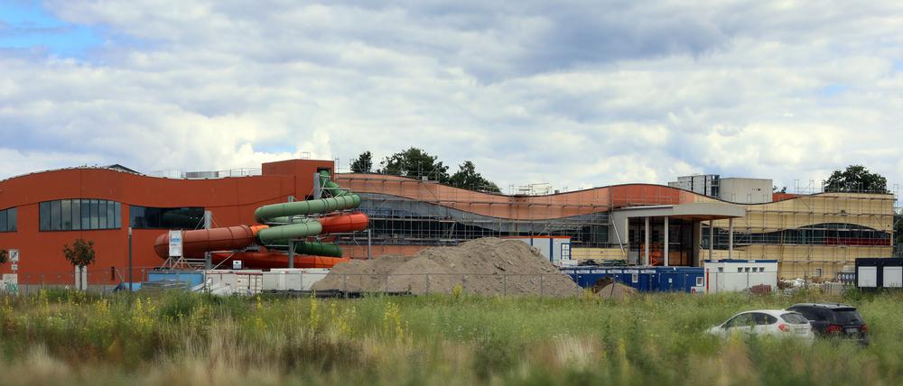 Die Arbeiten an der Havel-Therme (Foto, Juli 2020) gingen zügig voran. Das Bauvorhaben wird nun früher fertig sein, als geplant. 