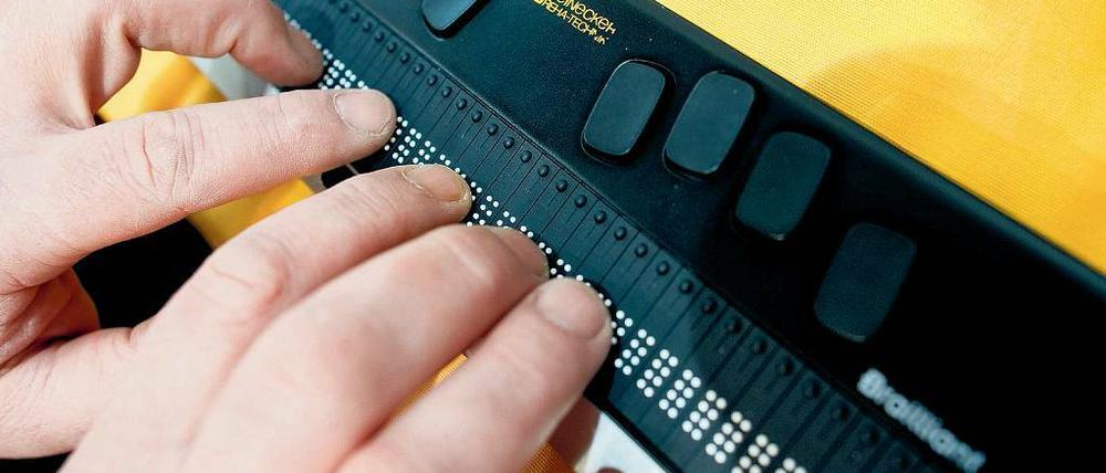 Barrierefrei im Netz. Blinden hilft beim Lesen eine Braillezeile, die den Bildschirminhalt in Punktschrift anzeigt.