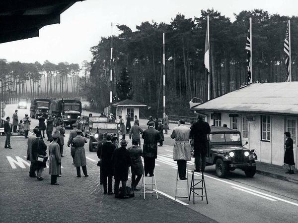 Das Bild entstand kurz nach dem Mauerbau 1961. Der Übergang ging 1969 außer Betrieb und wurde durch einen neuen Checkpoint Bravo in Dreilinden ersetzt. 