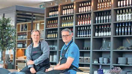 Die Weinkenner von Dreilinden. Firmen-Mitgründer Frank Kleinfeldt (r.) und Weinfachberater Dirk Wascher (l.) freuen sich auf die ersten Veranstaltungen im neuen Kleinmachnower Flagshipstore. Als Gäste sind erfahrene Winzer aus der ganzen Welt eingeladen.