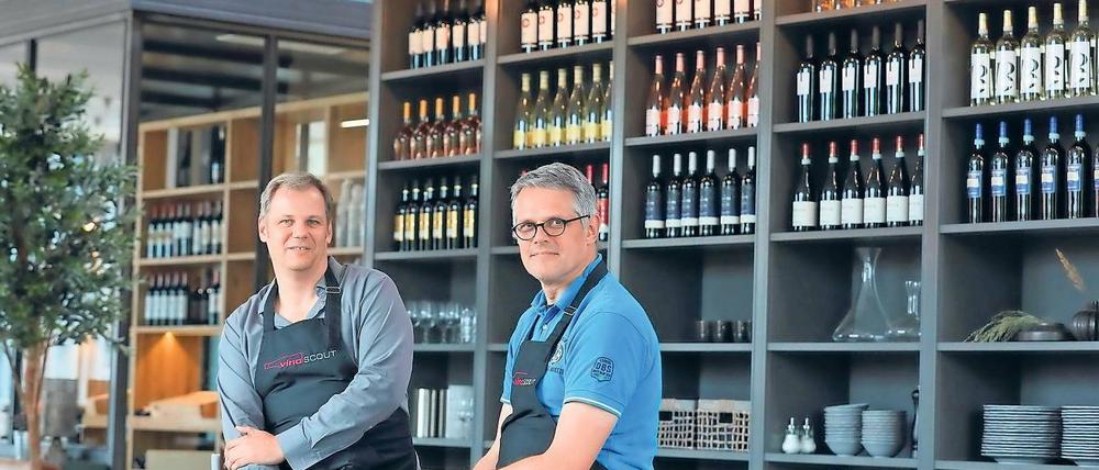 Die Weinkenner von Dreilinden. Firmen-Mitgründer Frank Kleinfeldt (r.) und Weinfachberater Dirk Wascher (l.) freuen sich auf die ersten Veranstaltungen im neuen Kleinmachnower Flagshipstore. Als Gäste sind erfahrene Winzer aus der ganzen Welt eingeladen.