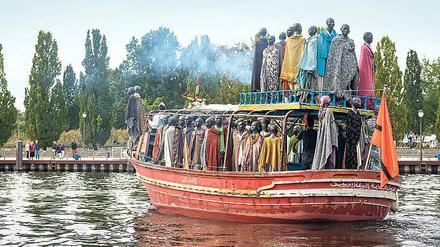 Lebensecht. Das frühere Flüchtlingsschiff „Al-hadj Djumaa“ soll, beladen mit lebensgroßen Skulpturen, auf das Schicksal von Geflüchteten aufmerksam machen.