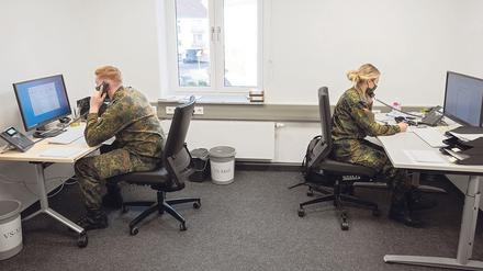 Deutschlandweit unterstützen Bundeswehr-Soldaten die Arbeit der Gesundheitsämter – auch in Potsdam-Mittelmark, wie auf diesem Symbolbild. 