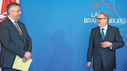 Zu früh gefreut? Brandenburgs neuer Polizeipräsident Oliver Stepien (l.) wurde am Dienstag nach Kabinettsbeschluss von Innenminister Michael Stübgen (CDU) vorgestellt. 