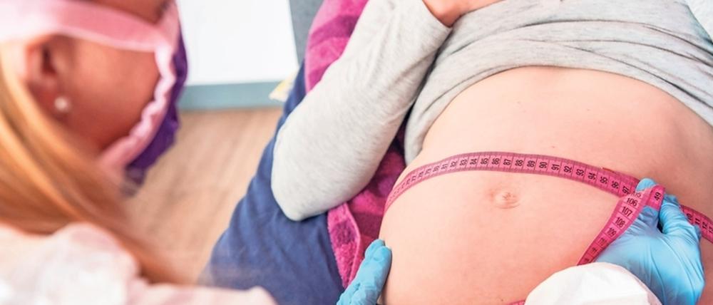 Viele Schwangere sind in der Coronakrise verunsichert und nehmen aus Angst vor Ansteckung die Leistungen von Hebammen weniger in Anspruch. 
