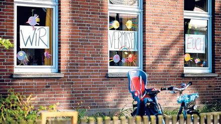 Botschaft am Kitafenster. Viele Brandenburger vermissen die Kita für ihre Kinder.