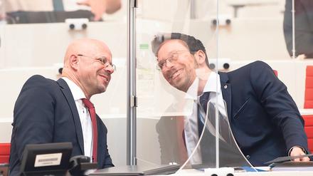 Um Normalität bemüht: Die beiden AfD-Abgeordneten Andreas Kalbitz (l.) und Dennis Hohloch im Landtag.
