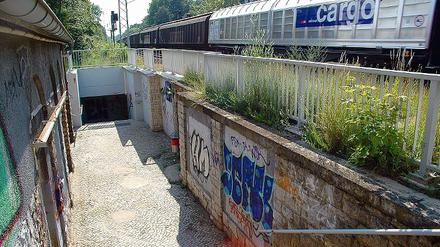 Ein trauriges Bild: Der Wilhelmshorster Bahnhof ist mit Graffiti beschmiert, der Eingang zum neuen Tunnel wirkt wenig einladend, und für ältere und behinderte Menschen ist es schwer, auf die andere Seite der Bahntrasse zu kommen.