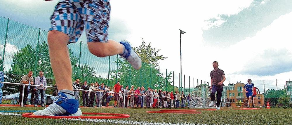 Sport frei für die Schüler der Maxim-Gorki-Gesamtschule in Kleinmachnow. Für 900 000 Euro bekam die Schule einen neuen Sportplatz von der Gemeinde. Am Nachmittag sollen hier auch wieder Vereine trainieren dürfen.