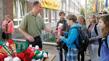 Klassenleiter Sven Jentzen begrüßte seine Schüler mit Zuckertüten.