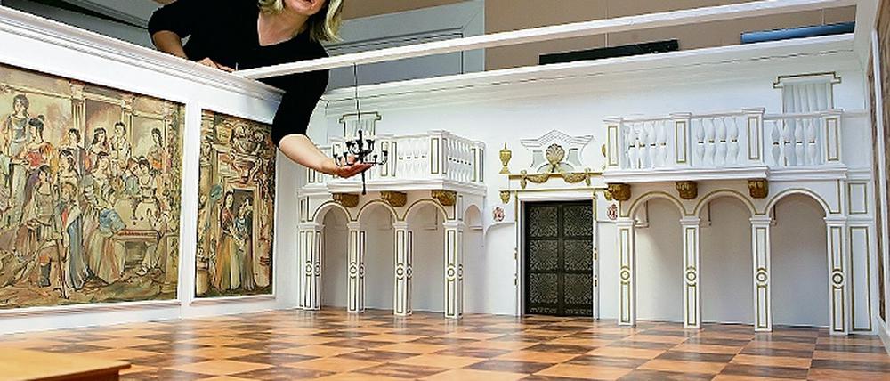 Die Original-Filmkulisse ist längst zerstört. In mühevoller Kleinstarbeit hat Marion Fleischer Stück für Stück des märchenhaften Ballsaals wieder rekonstruiert.