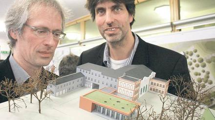 Gastronomie und Grün: Georg Marfels (l.) und Eric van Geisten mit ihrem Entwurf für einen Neubau des Kleinen Saals.