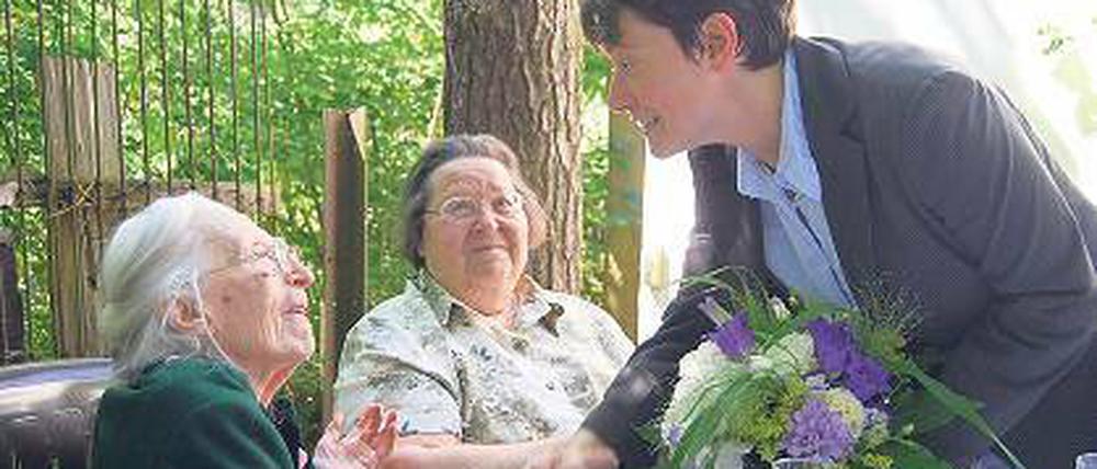 Glückwunsch: Pfarrerin Carola Türpe (r.) gratulierte Katharina Bickerich.
