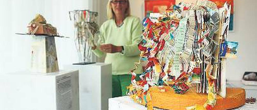 Im Atelier pro Arte werden Bücher transformiert: Siegrid Müller-Holtz macht aus literarischen plastische Kunstwerke.