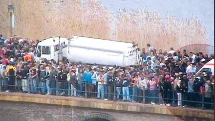 Im Flaschenhals. Am 1. Mai 2010 kam ein Rettungswagen (rechter Bildrand) auf der Inselbrücke nicht durch.