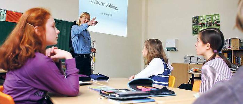Sicher Surfen: Anja Aijew erklärt den Schülern der Seeberg-Grundschule in Kleinmachnow, worauf sie beim Recherchieren und Chatten im Internet achten müssen.