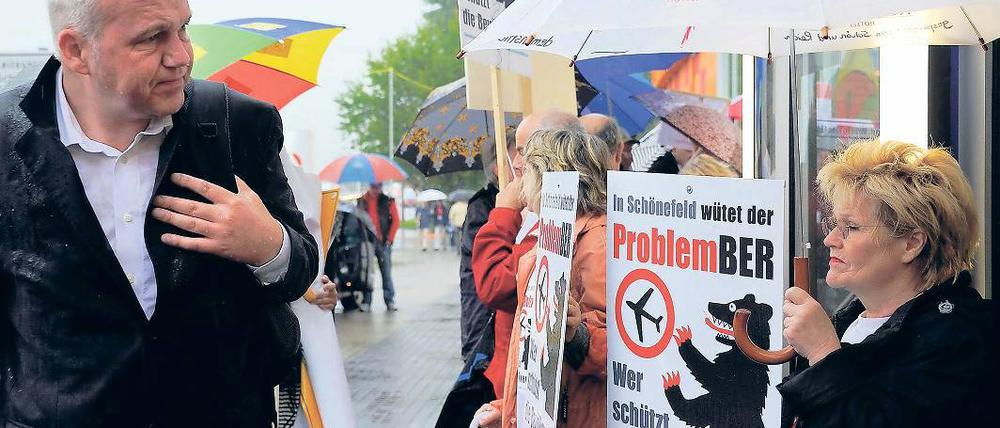 Protest geht weiter. Gegner der geplanten Flugrouten demonstrierten auch am gestrigen Montag vor der Sitzung der Fluglärmkommission in Schönefeld.