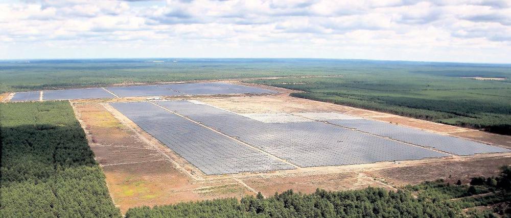 Energie von der Sonne. Der Solarpark auf einem Truppenübungsplatz bei Lieberose zählt zu den größten in Deutschland. Eine ähnliche Anlage soll demnächst bei Bochow in Potsdam-Mittelmark entstehen.