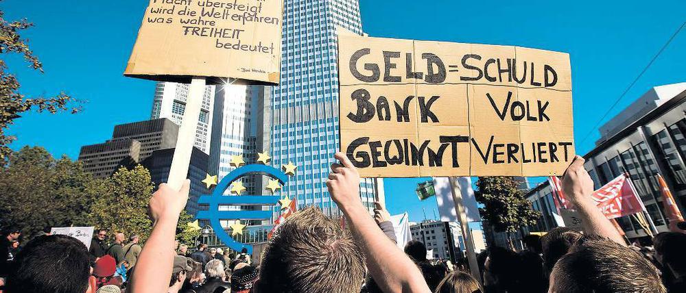 Der Euro in der Krise. Während Globalisierungskritiker in Frankfurt/Main auf die Straße gehen, werden in Wilhelmshorst Alternativen entwickelt.