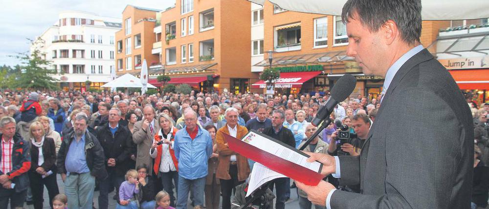 Sieht die Anwohner bewusst getäuscht: Kleinmachnows Bürgermeister Michael Grubert (SPD) unterstützt den Protest der Fluglärmgegner, immer wieder gab es in den vergangenen zwei Jahren auch Demonstrationen auf dem Rathausmarkt.