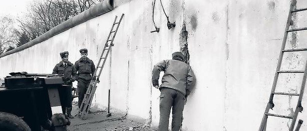 Da war er wieder offen: Der Grenzübergang Düppel bei Kleinmachnow kurz nach dem Fall der Mauer 1989. Erst in den darauf folgenden Jahren wurden die im Jahr 1953 verurteilten Kleinmachnower rehabilitiert.