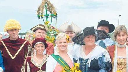 Wenn Phöben feiert. Mitglieder des Heimatvereins verkleideten sich bei der Krönung ihrer Sonnenblumenkönigin im Jahr 2008 mit Kostümen des alten Landadels.