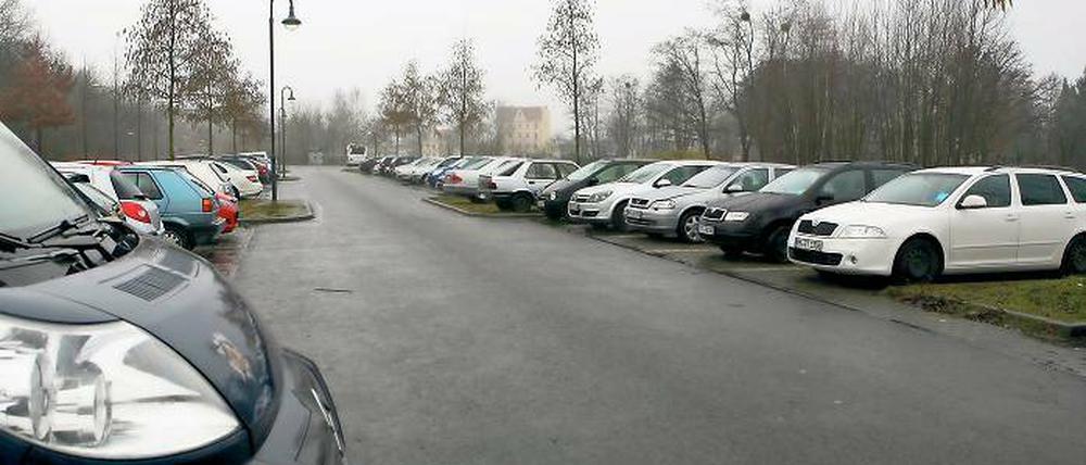 Und darüber ein Parkhaus? Nicht jeder Autofahrer findet einen Parkplatz am S-Bahnhof Teltow. Die Stadt prüft als Option auch ein Parkhaus. 
