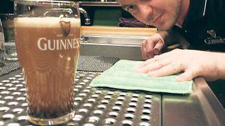 Schaumig. Ein Guinness braucht seine Zeit, um einen Penny zu halten.