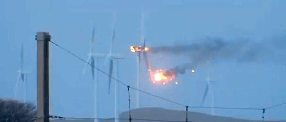 Brand eines Windrads in Schottland. Für Windkraftgegner sind solche Bilder starke Argumente.