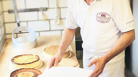 Frisch und unversehrt. Über ein Jahr hat Bäckermeister Thomas Neuendorff an einer sturzsicheren Verpackung seiner Torten für den Internethandel getüftelt.