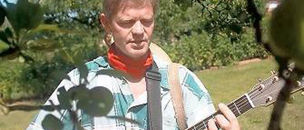 Im Garten lachen. Sänger Karsten Perenz bietet Werderaner Musikkabarett.