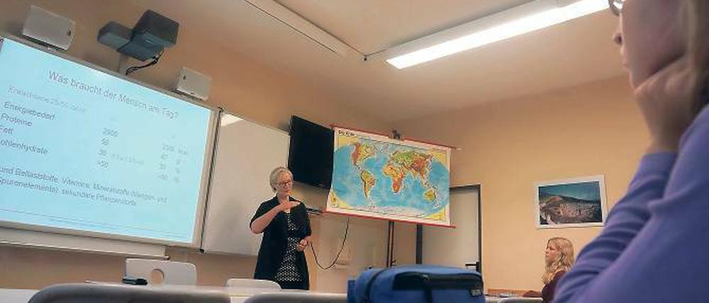 Müssen wir alle Vegetarier werden? Gudrun Kammasch hat den Hörsaal gegen ein Klassenzimmer im Teltower Kant-Gymnasium getauscht. Die Professorin hält einen Vortrag zum Thema Ernährung im Rahmen des „Rent your Prof“-Programms.