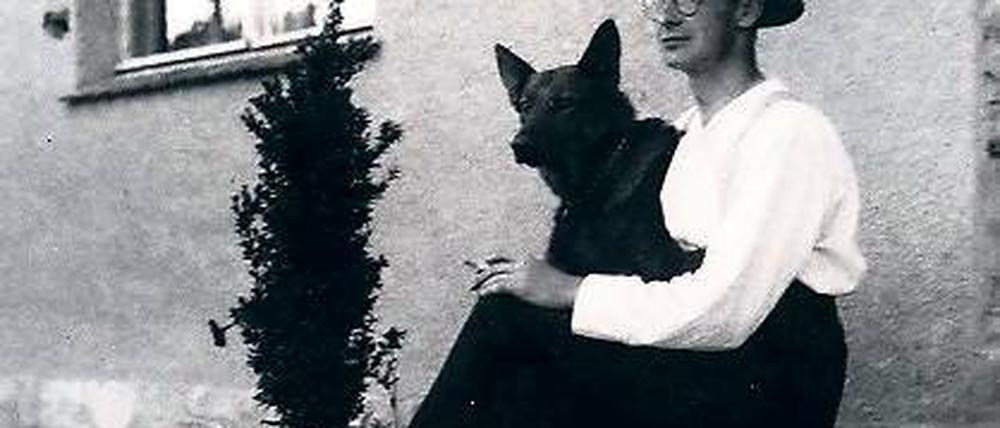 Architekt und Hund. Eine Aufnahme aus dem Jahr 1924.