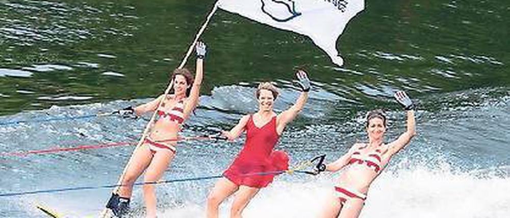 Ahoi! Wenn Schwielowsee feiert, zieht sich Bürgermeisterin Kerstin Hoppe (CDU) - im Bild in der Mitte - Wasserskier an und dreht eine Runde.