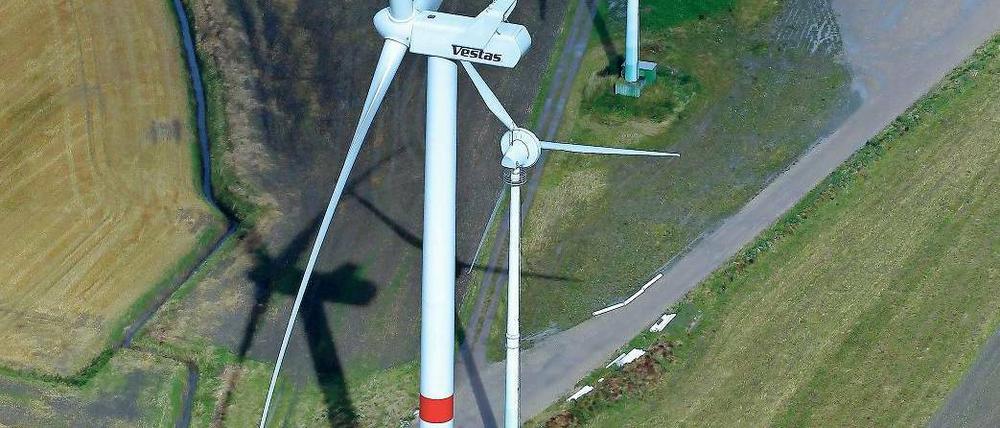 Zwerg und Riese. In einem Windpark bei Husum stehen 200-Meter-Windräder der neuen Generation neben älteren Modellen.