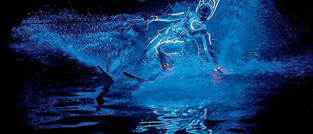 Sportler im Lichterschein. Die Wasserski-Illumination sorgt für spektakuläre Bilder auf dem Caputher Gemünde. 30 Sportler sind beim Fährfest auf dem Wasser.