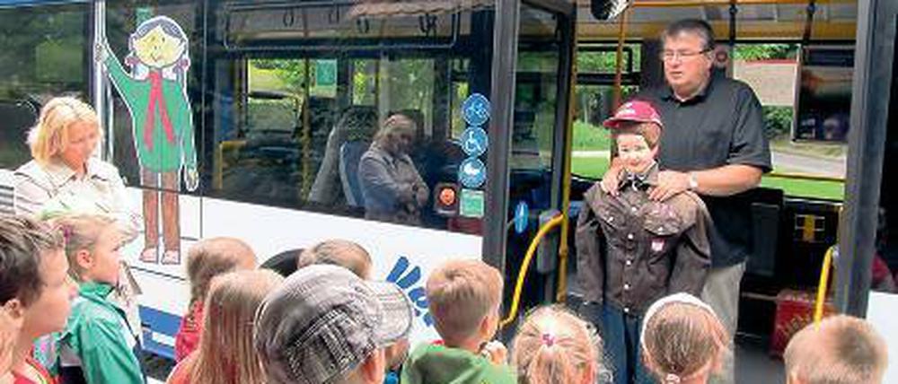 Im Bus geschult. Mit der Schaufensterpuppe „Mäxchen“ zeigt die Beelitzer Busgesellschaft Kindern, wie sie sich im und vor dem Bus verhalten sollen.