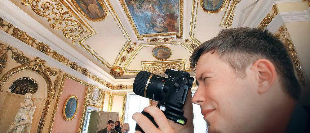 Rund 20 Fotografen der Internet-Plattform Wikipedia durften am Wochenende das Caputher Schloss mit ihrer Kamera besichtigen – allerdings nur unter natürlichen Lichtverhältnissen.