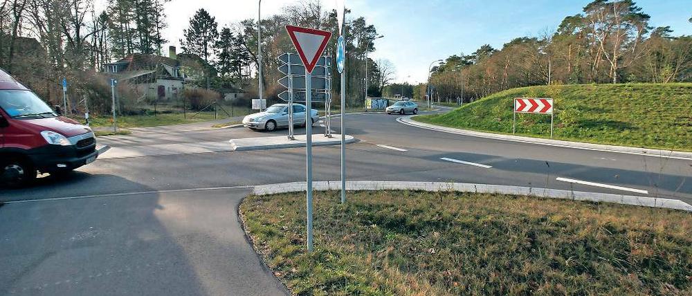 Radler bleiben an diesem Schild stehen. Doch auch die Autofahrer warten. Wer hat denn nun Vorfahrt am Kienwerderschen Kreisel? Die Straßenverkehrsordnung sagt, grundsätzlich die Radler. Doch das Verkehrsamt hat die roten Dreiecke aufgestellt.
