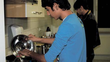 Mit Kochen zurück zur Normalität. Im ehemaligen Lehrlingswohnheim wird jeden Abend Eintopf gekocht, den bereiten die jungen Flüchtlinge vor. Danach essen alle gemeinsam.